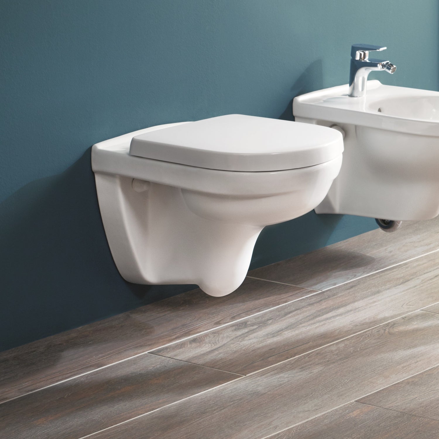 Wall-hung toilet in matt white ceramic with concealed frame – Bathtime UK