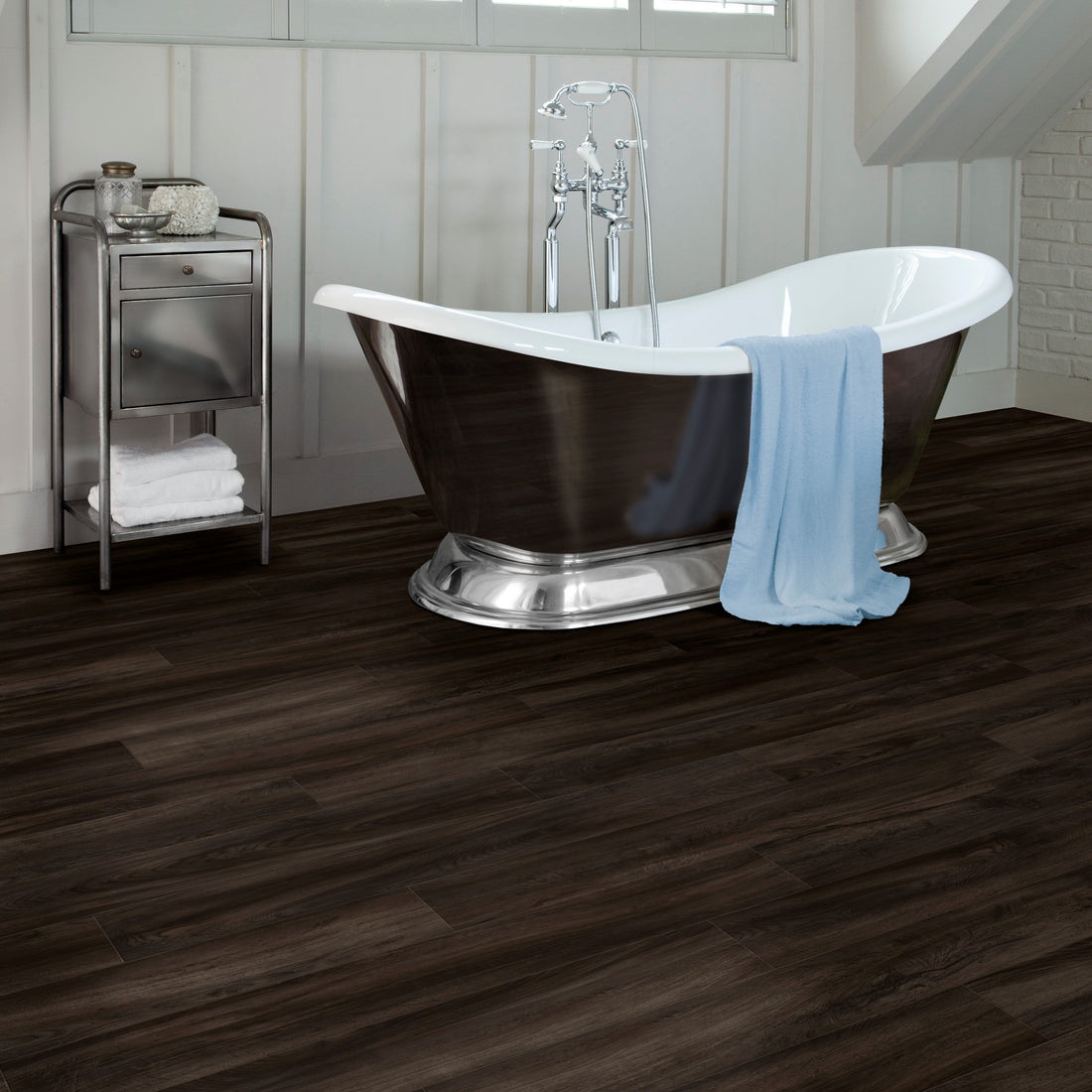Kompact KlickFloor - Huckleberry Black Oak vinyl bathroom flooring with bathtub 82991